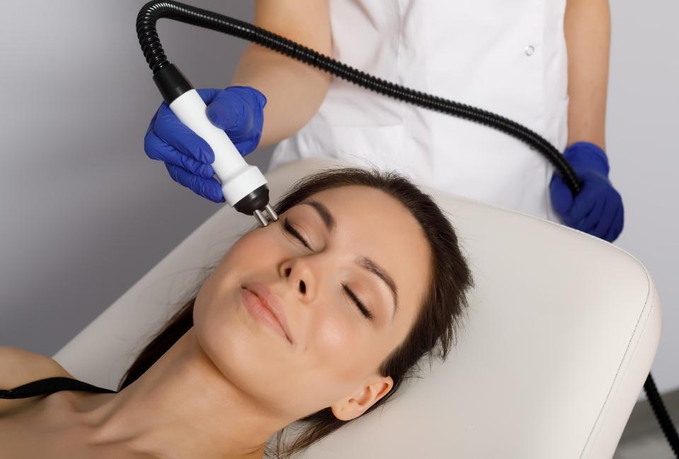 Zadowolona kobieta podczas zabiegu na&nbsp;twarz