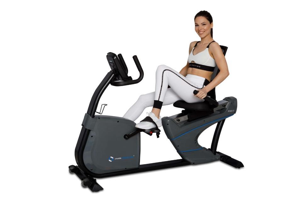 Kobieta ćwicząca na&nbsp;rowerku