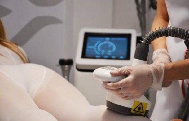 Kobieta leżąca podczas zabiegu