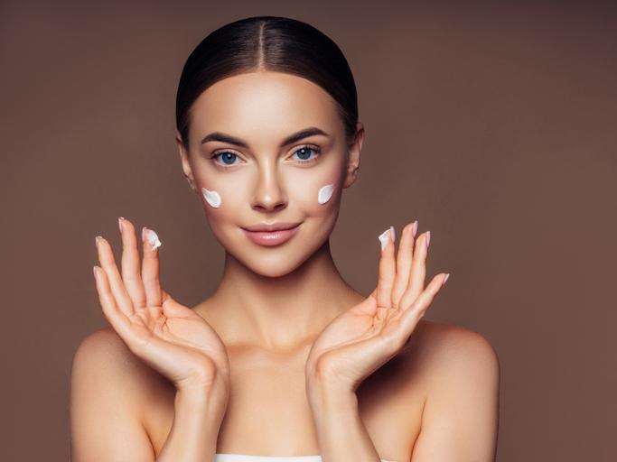 Kobieta z&nbsp;kosmetykami na&nbsp;twarzy